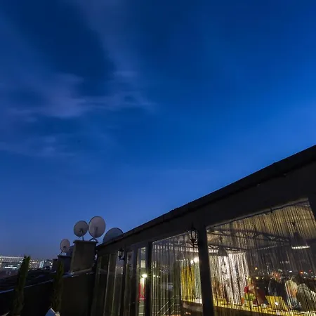 Auberge de jeunesse 14 *