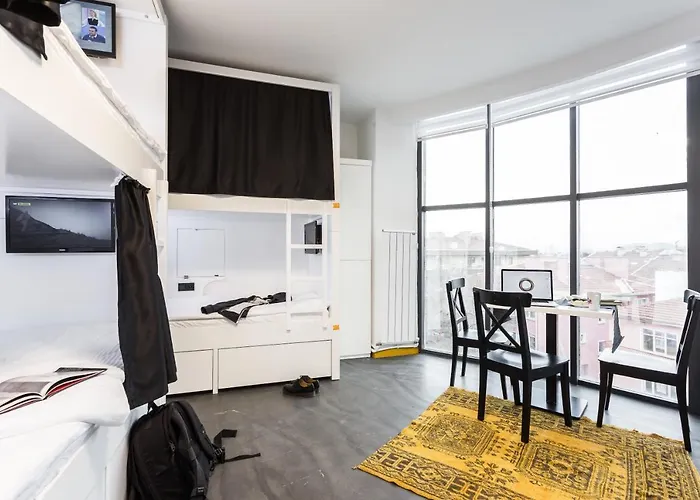 Auberge de jeunesse 14 *