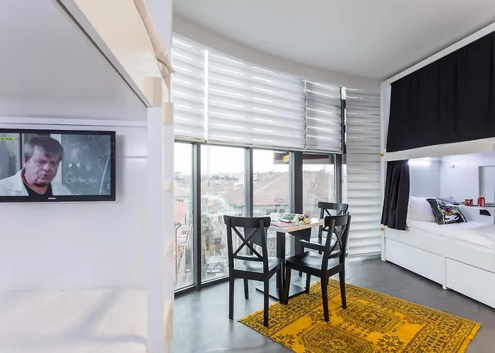 Auberge de jeunesse 14 *