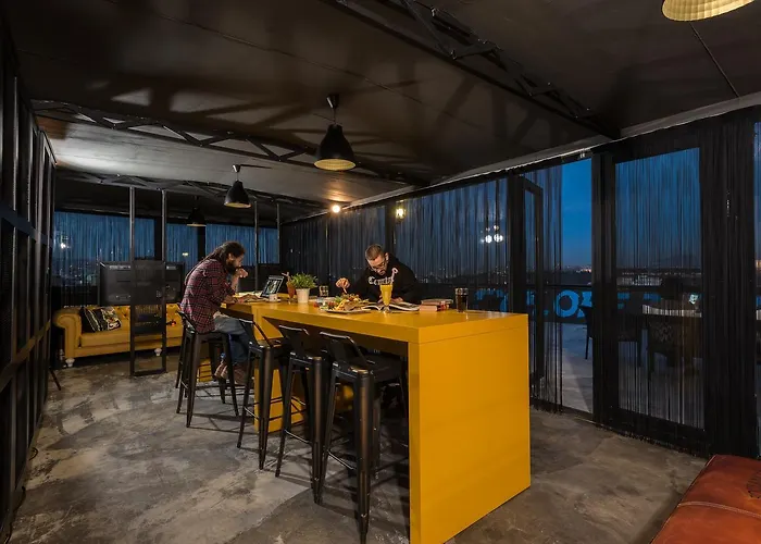 Auberge de jeunesse 14 *